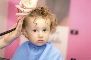 تساقط الشعر عند الأطفال أسبابه وطرق الوقاية منه